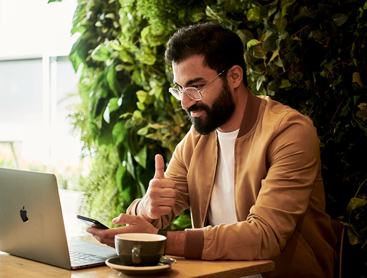 Çalışma alanı ve laptop